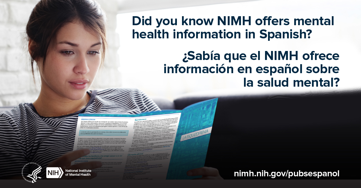 Una joven lee un folleto con un mensaje en inglés y español que dice "¿Sabía que el NIMH ofrece información sobre salud mental en español?" 