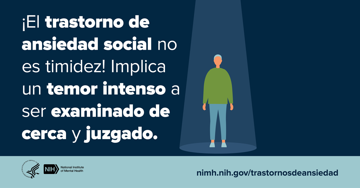 Ilustración de una persona bajo un reflector que lo ilumina. Al lado hay un mensaje que dice “¡El trastorno de ansiedad social no es timidez! Implica un temor intenso a ser examinado de cerca y juzgado”. 