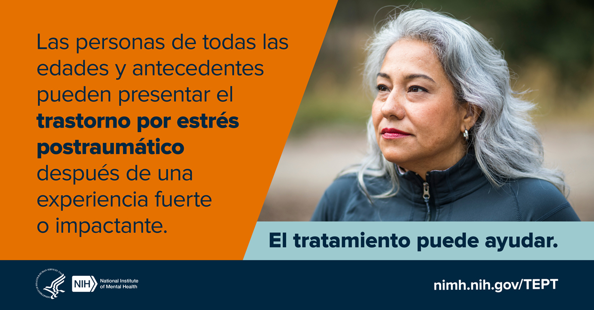 Una mujer mayor que está afuera. Al lado hay un mensaje que dice “Las personas de todas las edades y antecedentes pueden presentar el trastorno por estrés postraumático después de una experiencia fuerte o impactante. El tratamiento puede ayudar”. 