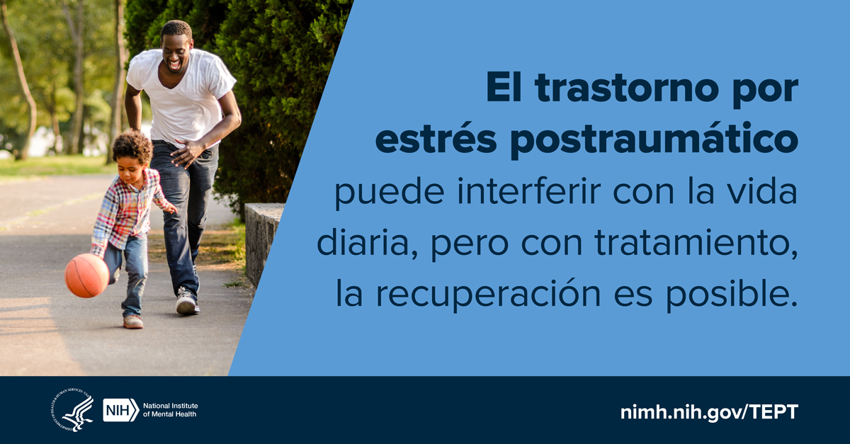 Padre e hijo corretean y juegan con una pelota de baloncesto.  Al lado hay un mensaje que dice "El trastorno por estrés postraumático puede interferir con la vida diaria, pero con tratamiento, la recuperación es posible". 